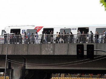 Passageiros deixam trem parado na Linha 3-Vermelha do Metrô