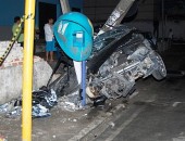 Carro ficou totalmente destruído após colisão