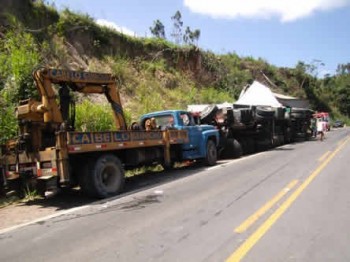 Carretas colidiram na BR-101