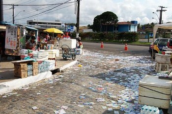 No Cepa, um dos principais locais de votação de Maceió, sujeira podia ser observada em vários pontos