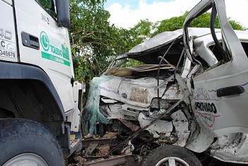 Acidente entre carreta e van ocorreu na BR-316