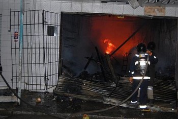 Várias viaturas do Corpo de Bombeiros foram acionadas para conter o incêndio