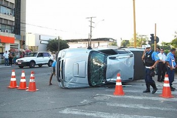 S10 capotou no semáforo