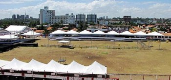 Gramado e parte do muro e alambrado foram destruídos após show de pagode