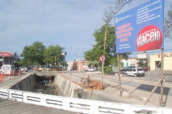 Somente depois de concluir a construção desses pontilhões, o tráfego na Rua Comendador Leão será a ser mão única