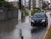 Parte da Avenida Álvaro Calheiros ficou alagada