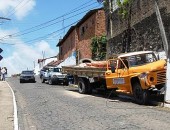 Motorista de caminhão sem freio temeu cair em ribanceira e jogou caminhão contra o poste