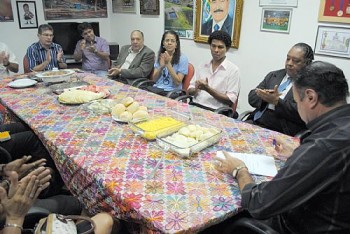 Prefeito assina decreto durante café da manhã