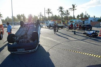 Policiais de trânsito e peritos do Detran realizam levantamentos no local do acidente