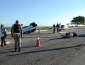 Policiais de trânsito e peritos do Detran realizam levantamentos no local do acidente