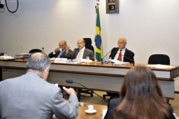 Reunião da CCJ que aprovou parecer de Renan sobre projeto de remuneração dos policiais rodoviários federais