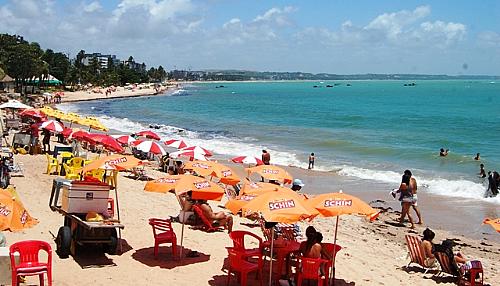 Maceioenses e turistas aproveitam feriadão na orla de Maceió