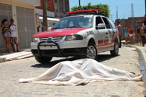 Cena comum: apesar dos curiosos, ninguém fala do crime