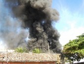 Densa coluna de fumaça pode ser vista em vários pontos da cidade