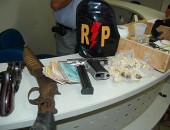 Foram apreendidas armas, drogas e cerca de R$ 1 mil em espécie