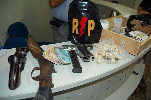 Foram apreendidas armas, drogas e cerca de R$ 1 mil em espécie