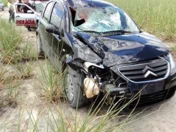 Citroen C3 de placa NLZ-1549 foi abandonado a alguns metros do acidente