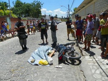 Jovem estava na carona de motocicleta