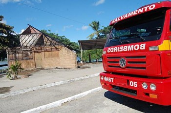 O incêndio durou cerca de 30 minutos e o material guardado no local foi destruído