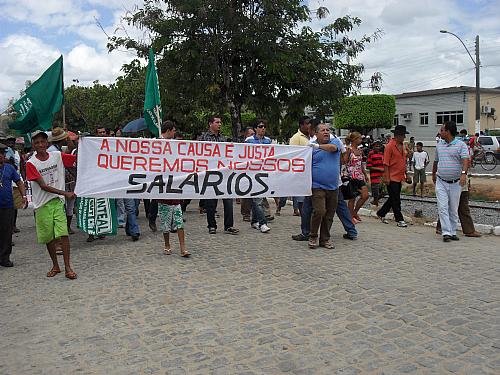 Servidores protestam por salários atrasados