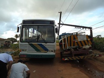 Ônibus foi atingido por fios de alta tensão e seis estudantes morreram