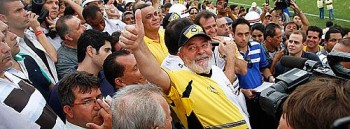 Lula com a camisa metade São Bernardo metade Corinthians