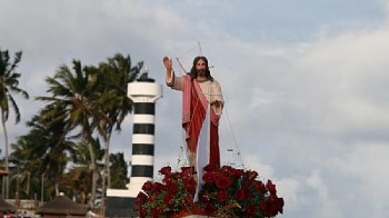 Fiéis rendem honenagens a Bom Jesus dos Navegantes