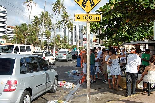 Movimento intenso no trecho de festas da Avenida Álvaro Otacílio