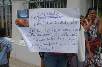 Familiares de presos protestam em frente ao Palácio