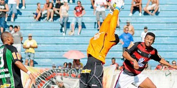 Goleiro França teve trabalho para conter os atacantes do Flamengo em Londrina