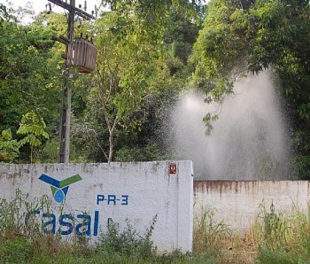 A água escorre até o riacho