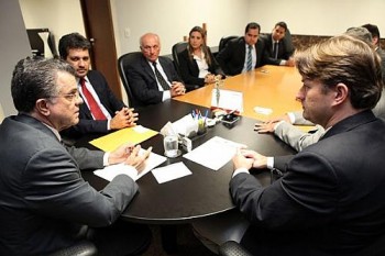 Presidente Sebastião Costa durante reunião com representantes de proprietários de terras