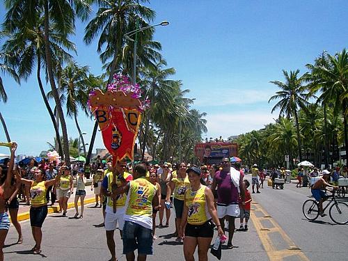 Bloco invadiu a área de lazer da orla de Pajuçara