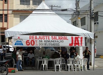 Policiais civis se concentram em frente ao palácio em protesto por reajuste salarial