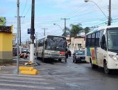 Buraco surgiu no cruzamento da Rua Salvador Calmon e Avenida Comendador Leão