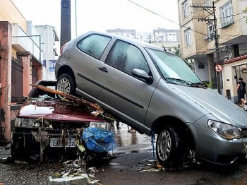 Carros ficaram empilhados após o temporal