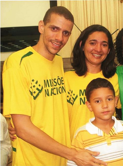 Casal de missionários (surdos) com o filho intérprete