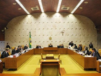 Sessão plenária do STF que decidiu nesta quarta-feira (27) que vaga é do suplente da coligação.