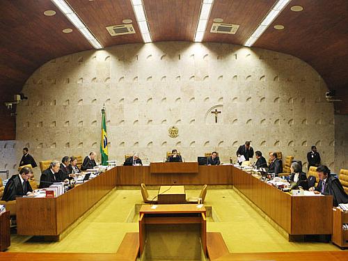 Sessão plenária do STF que decidiu nesta quarta-feira (27) que vaga é do suplente da coligação.