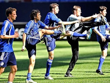 Raúl aquece com outros jogadores na Arena AufSchalke que estará lotada nesta quarta-feira