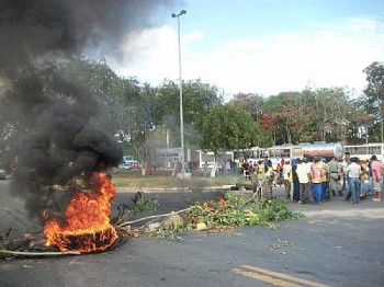 Bloqueio de rodovia provoca grande congestionamento na BR-104