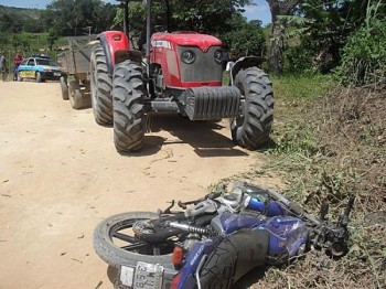 Trator invadiu a contramão e colheu moto