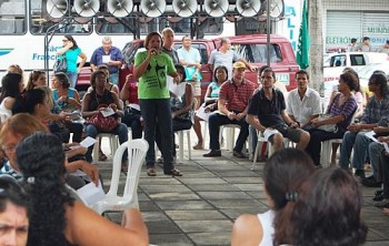 Servidores da Educação realizam mobilização no Centro de Maceió