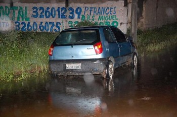 Carro do empresário foi abandonado momentos depois da tentativa de assassinato