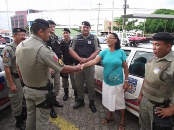 Aposentada cumprimenta policiais