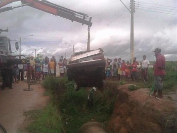 Carro precisou ser içado de vala