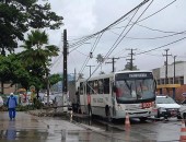 Trânsito está congestionado no bairro de Cruz das Almas