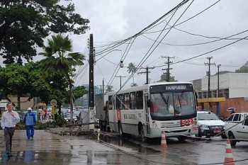 Trânsito está congestionado na Avenida Gustavo Paiva