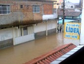 Na Cruz das Almas, o riacho transbordou e inundou as principais ruas do bairro