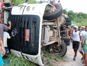 Caminhão tombou e carga foi saqueada